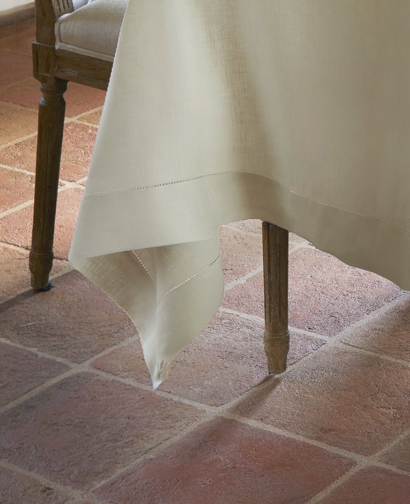 Prestige Model Tablecloth and Napkins with Hemstitch