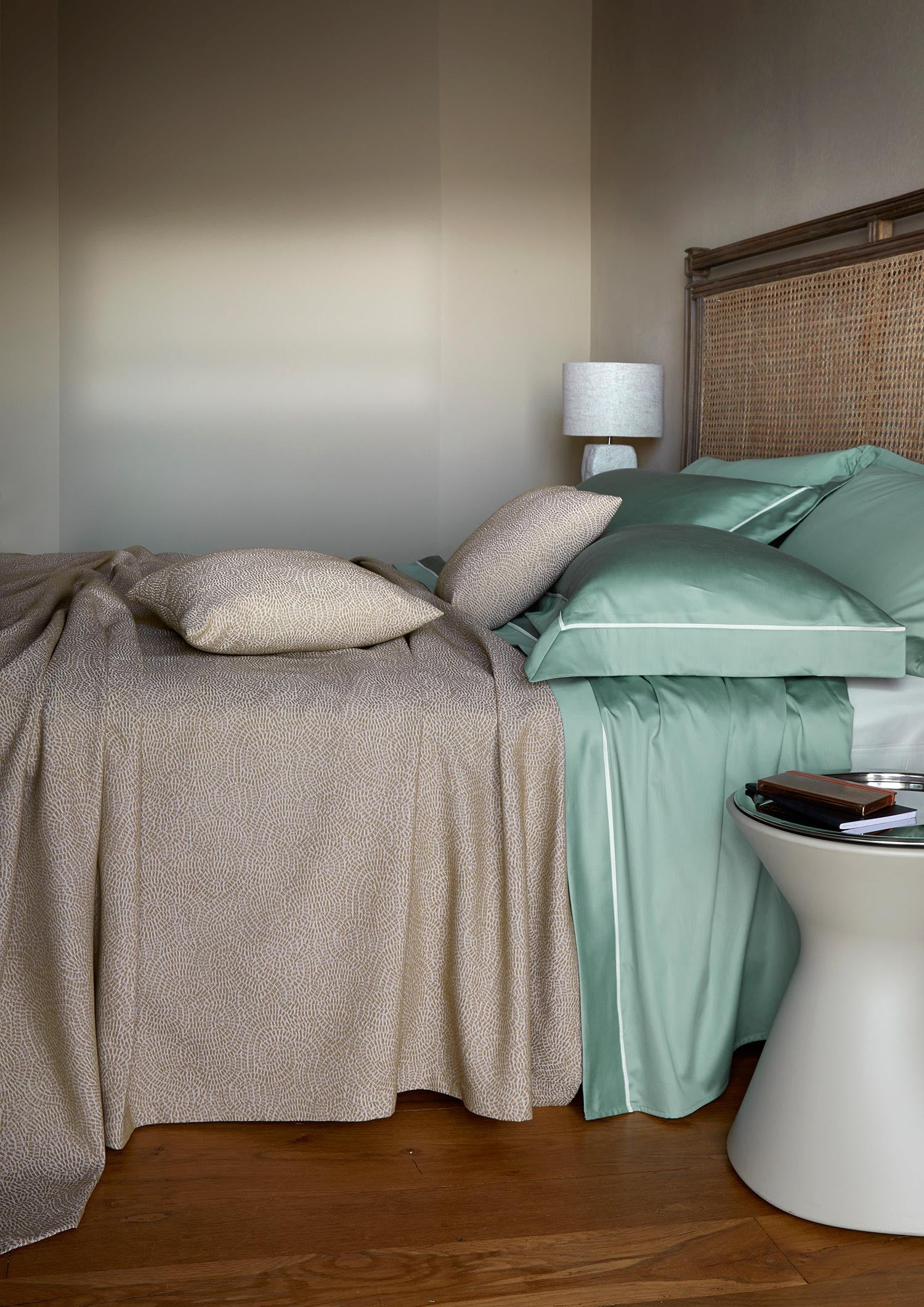 Kensington Model Cotton Satin Sheet Set Leonardo